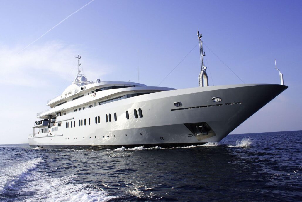 Alysia-yacht-front-right-side-sailing