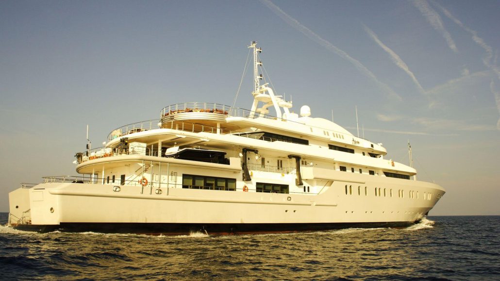 Alysia-yacht-right-side-sailing